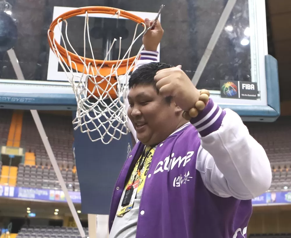 光復教練陳定杰剪籃網。