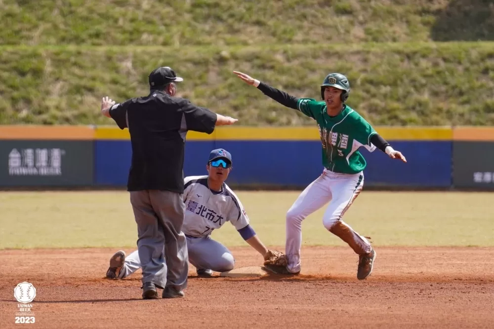 台啤棒球隊球員成功上壘。王棋元/攝影