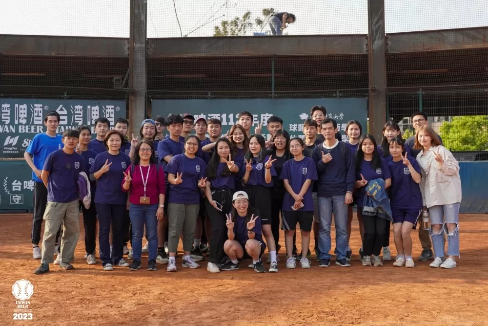 國立體育大學休閒產業經營學系學生媒體團隊NTSUper與智林體育台協力轉播台啤盃棒球邀請賽。蕭秩斳/攝影