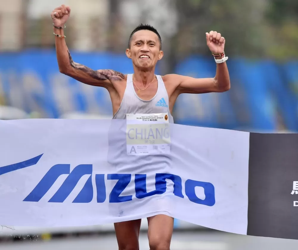 「黑色旋風」蔣介文勇奪2023萬金石馬拉松國內男子組冠軍。圖／Allsports創星影像。
