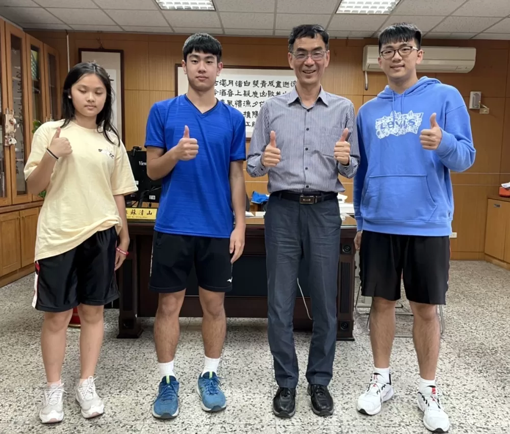 福誠男排林柏廷(右)繁星上台大,校長蘇清山(右二)是貴人。林柏廷/提供。