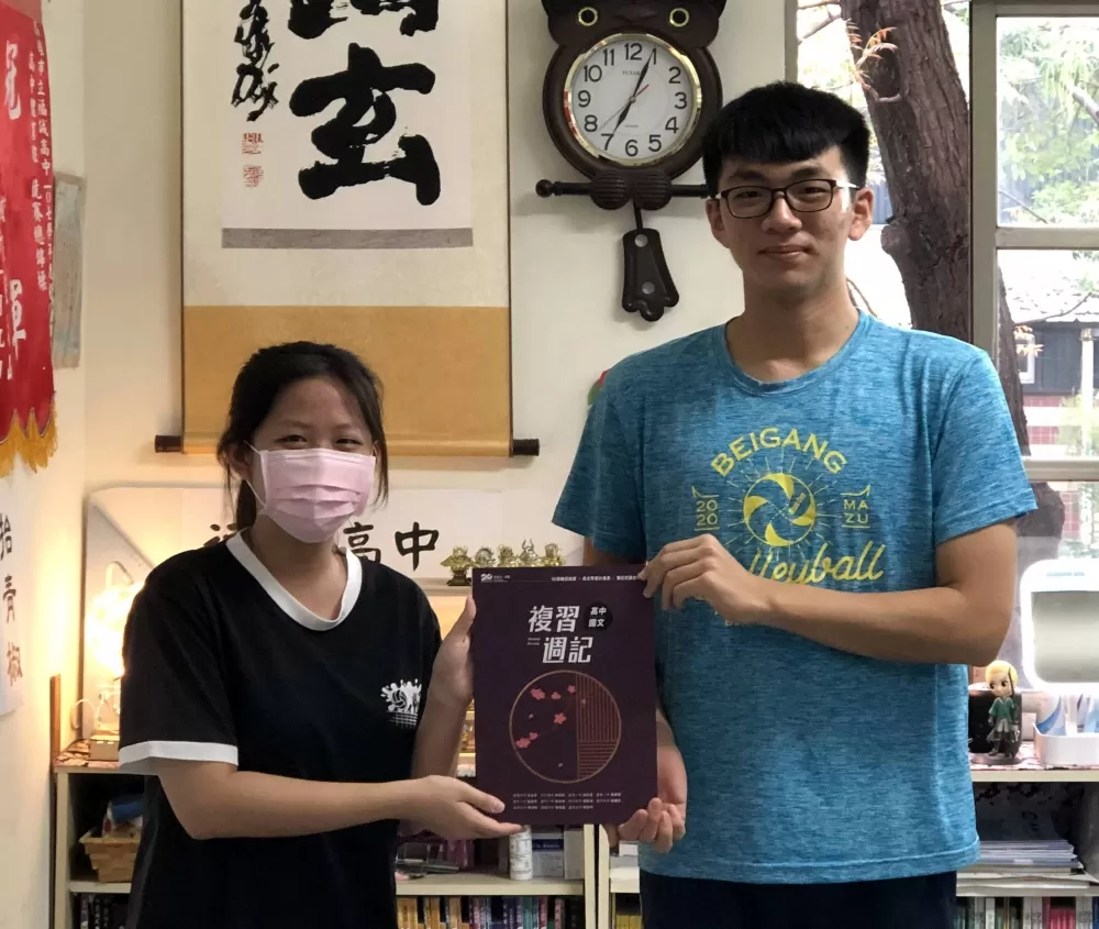 學姊送講義給柏廷。林柏廷/提供。