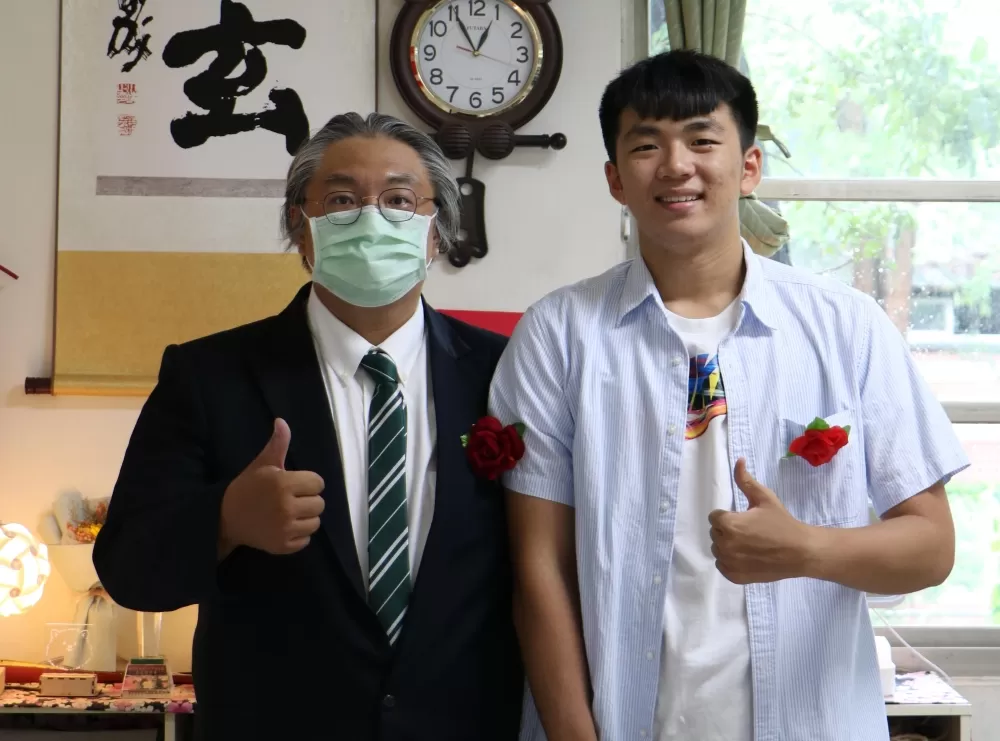 福誠男排林柏廷繁星上台大,淚謝翻轉人生的恩師莊銘景(左)。林柏廷/提供。