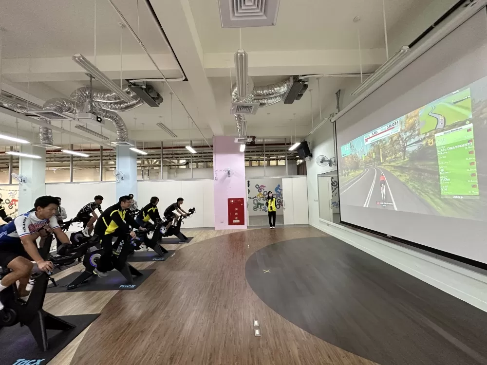 新北市政府教育局長張明文(左3)、新北市體育處長洪玉玲(右3)親自騎乘體驗(新北市光復高中提供)。