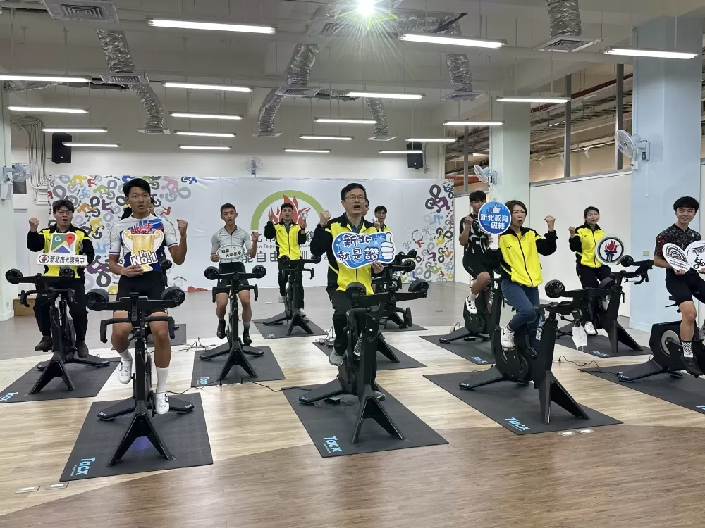 新北市政府教育局長張明文(中)、新北市體育處長洪玉玲(右3)與大家齊喊口號(新北市光復高中提供)。