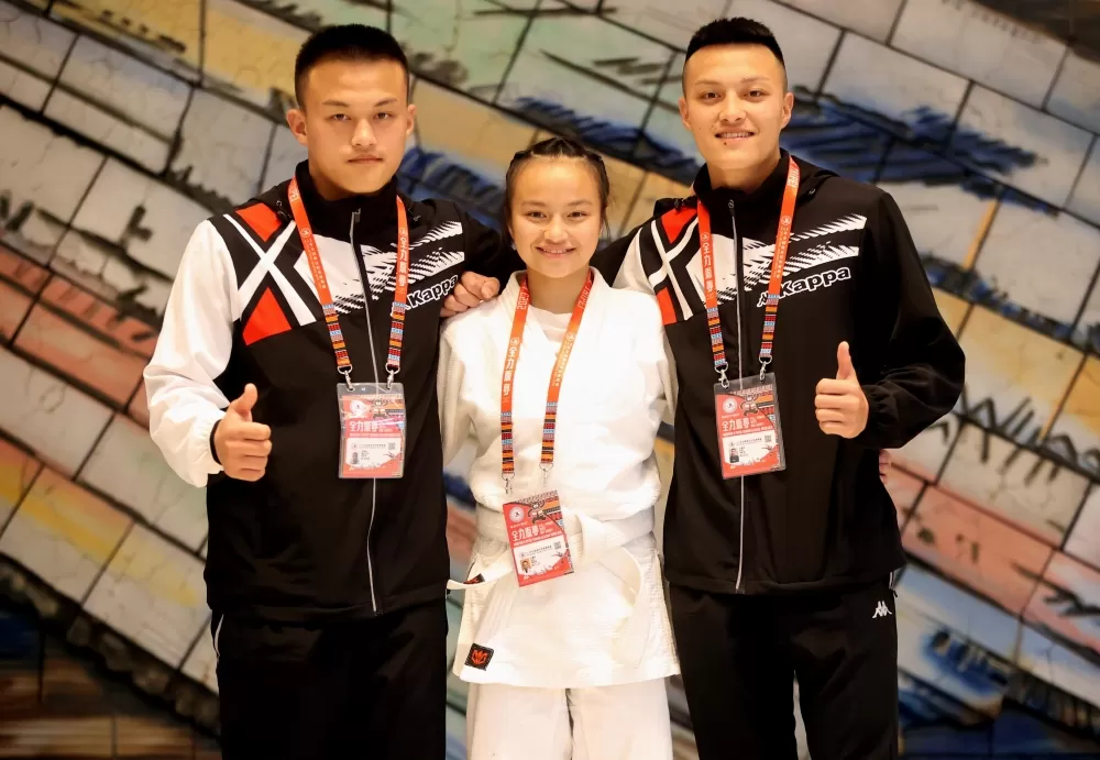 高勻芮（中）和兩位哥哥。112原民運籌備會提供。