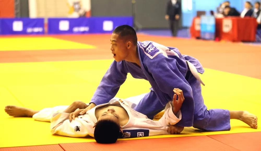 林國祥（右）在青少男柔道第三級稱王。112原民運籌備會提供。