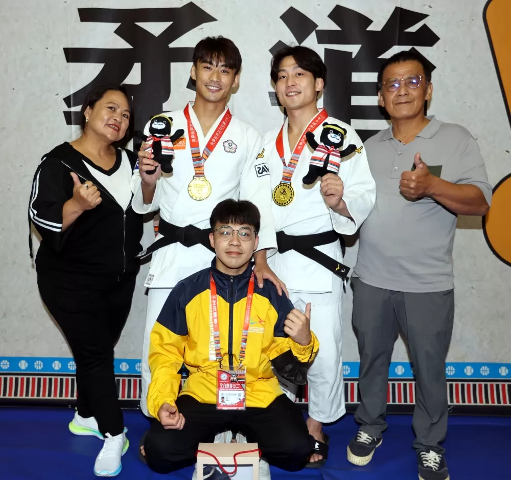 楊勇緯(左二)和哥哥楊俊霆(右二)奪金後和家人合影。林嘉欣/攝影。