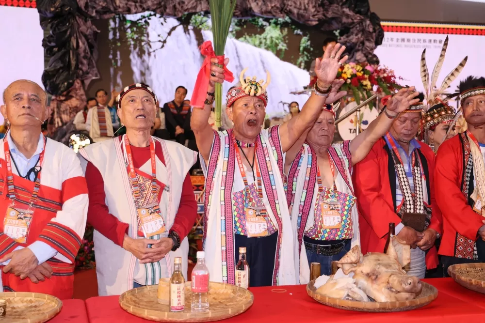 各族傳統領袖和耆老為大家祈福。林聖凱/攝影。