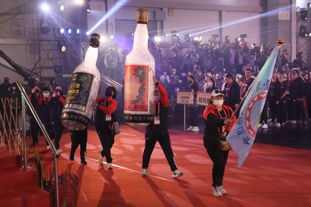 金門代表隊的58度金高酒瓶超搶鏡。林聖凱／攝影。