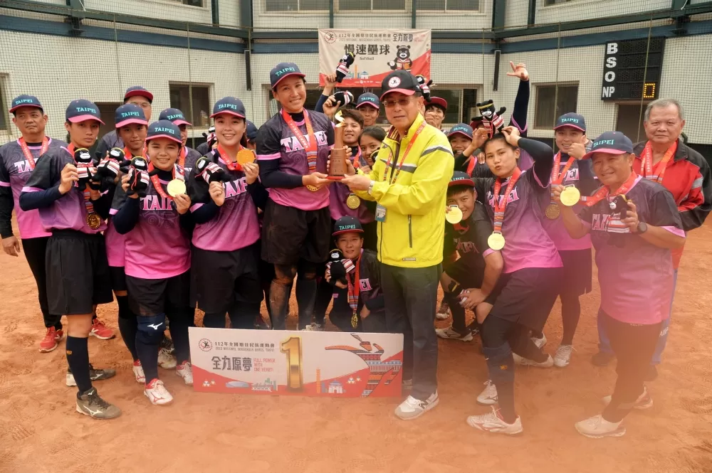 臺北市首度在慢壘公開女子組封后,慢壘協會秘書長徐熊良(黃衣)親自頒獎。林明源/攝影。