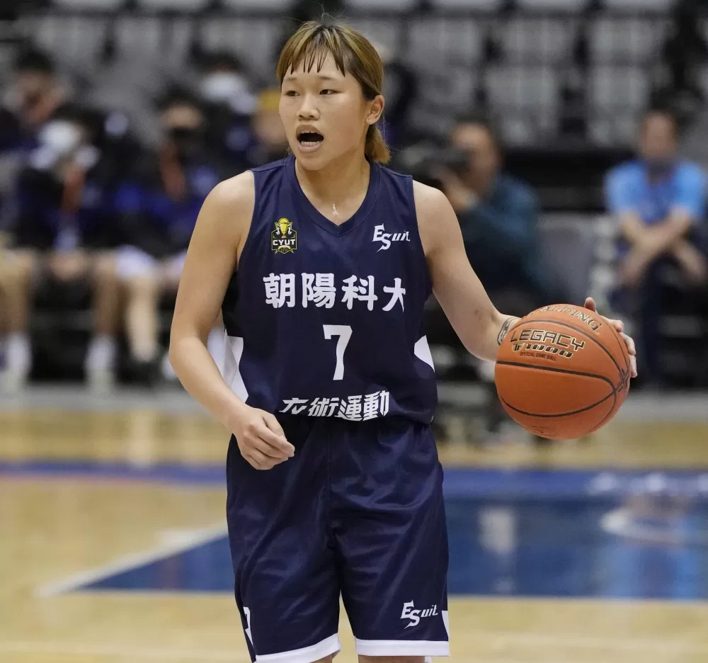 朝陽科大鄭佳昀35分。大專體總提供。下同。