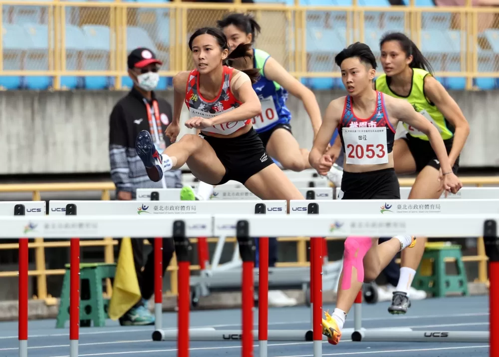 張博雅（前）在百公尺跨欄13秒53達標亞運。林嘉欣／攝影。