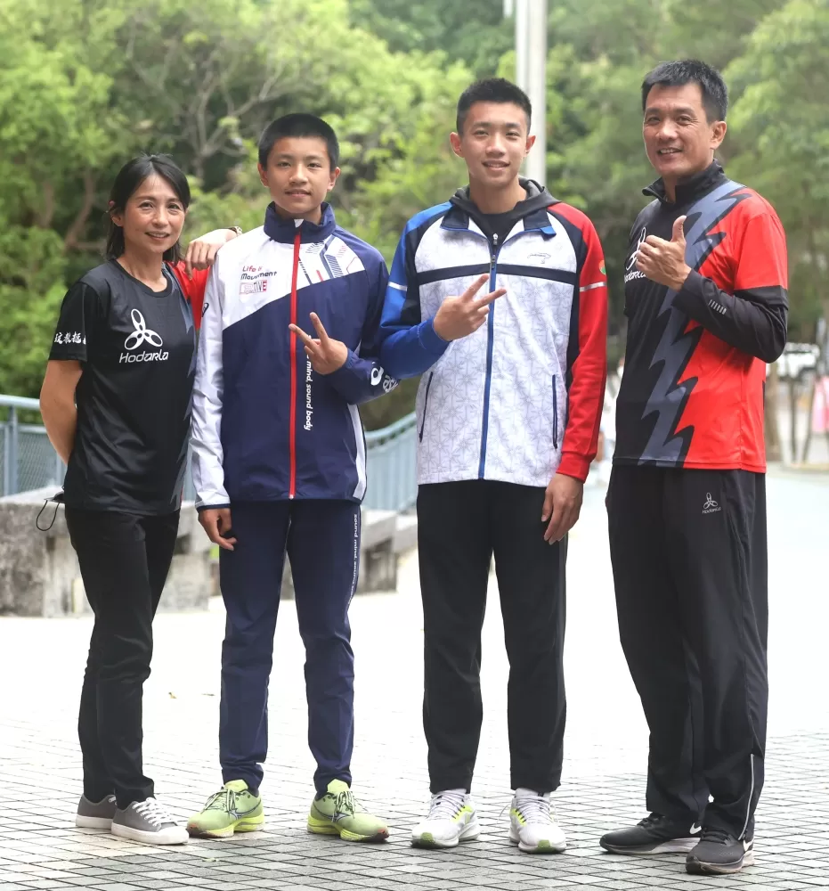 林翊凱(右二)、林翊翔的爸爸林中傑、媽媽溫嘉玲都是國手。林嘉欣/攝影。