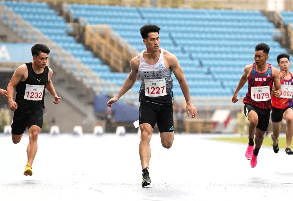 楊俊瀚（前）拿下個人在原民運第10金。林小馬／攝影。