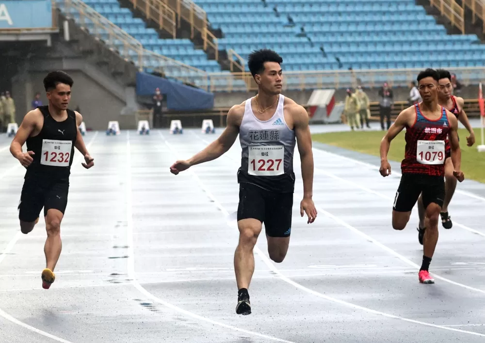 楊俊瀚（中）拿下個人在原民運第10金。林嘉欣／攝影。