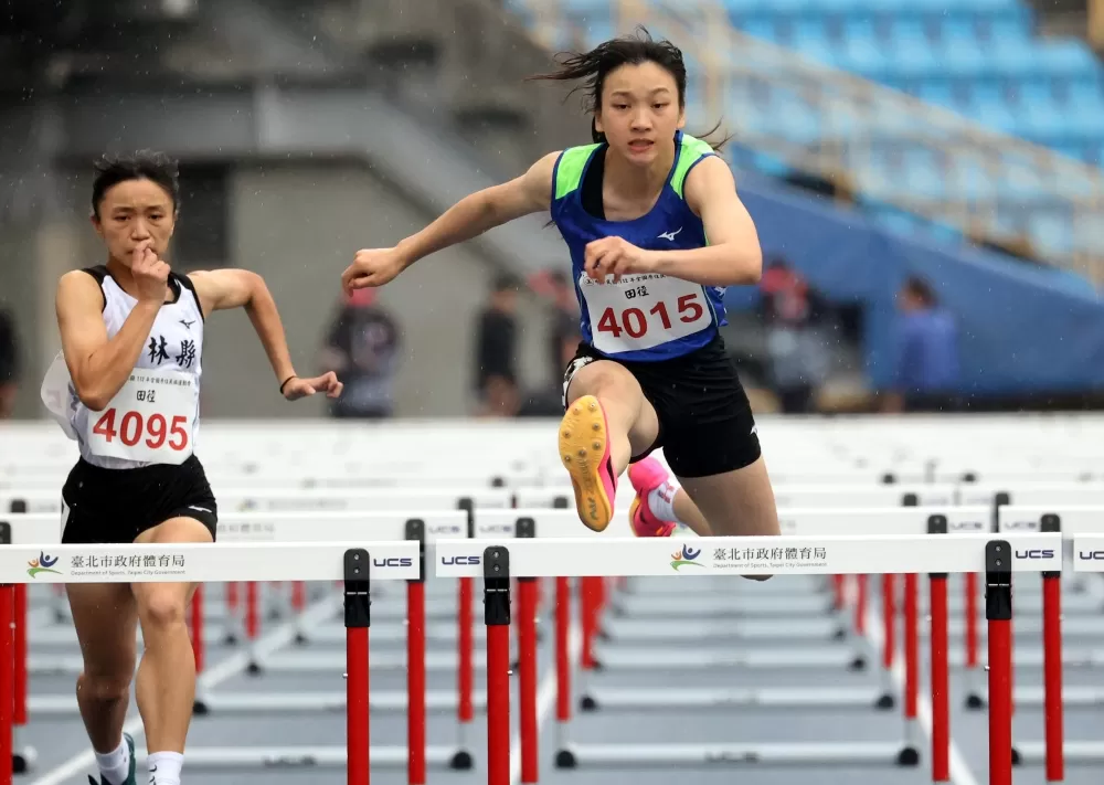 臺北市林沛萱（中）在青少女跳高和百公尺跨欄都奪金。林嘉欣／攝影。