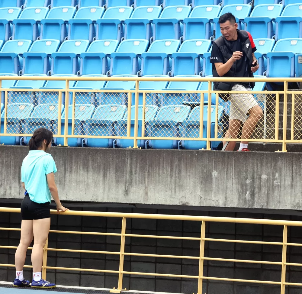 教練陳鴻傑提點林沛萱。林嘉欣/攝影。