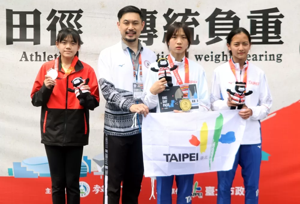 臺北市林沛萱(右二)在青少女跳高和百公尺跨欄都奪金。林嘉欣/攝影。