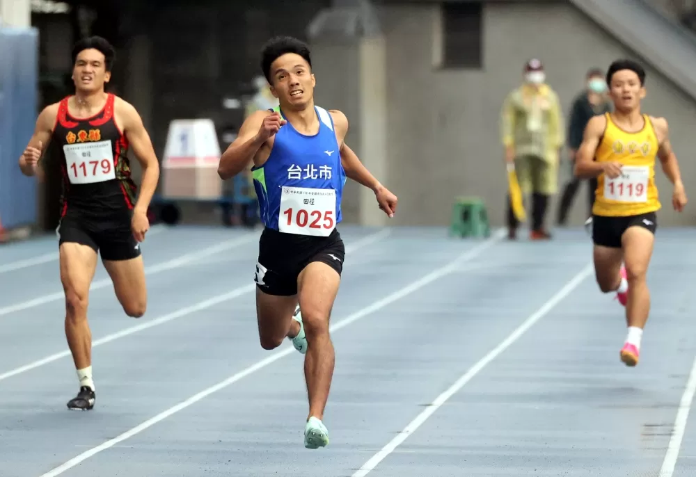 臺北市葛吳諺明（前）首度在公開男400公尺摘金。林嘉欣／攝影。