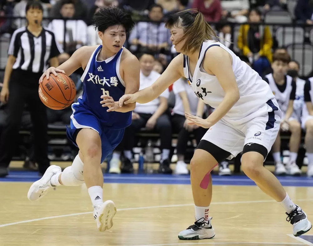 文化大學劉倩伶10分7籃板。