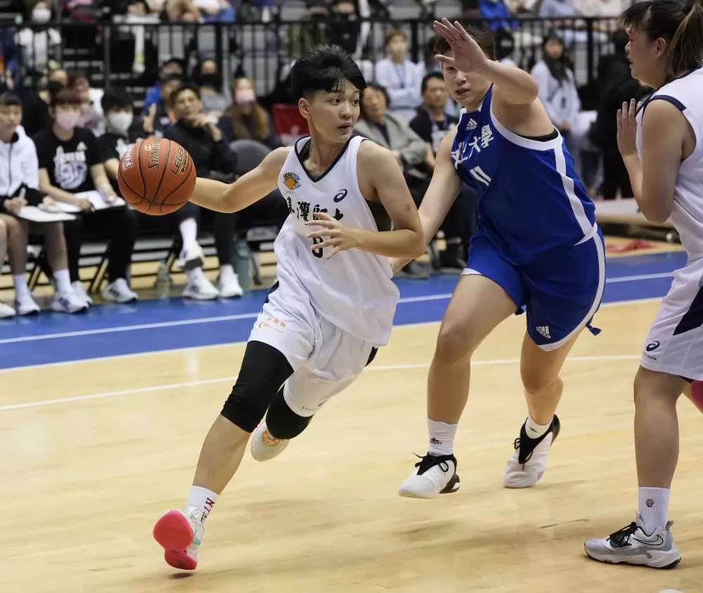 臺灣師大陳靳豫萱18分8籃板。
