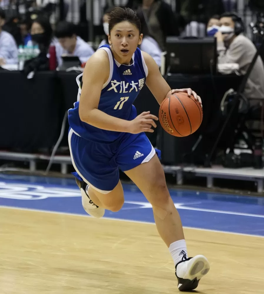 文化大學鄭慧慈12分12籃板。