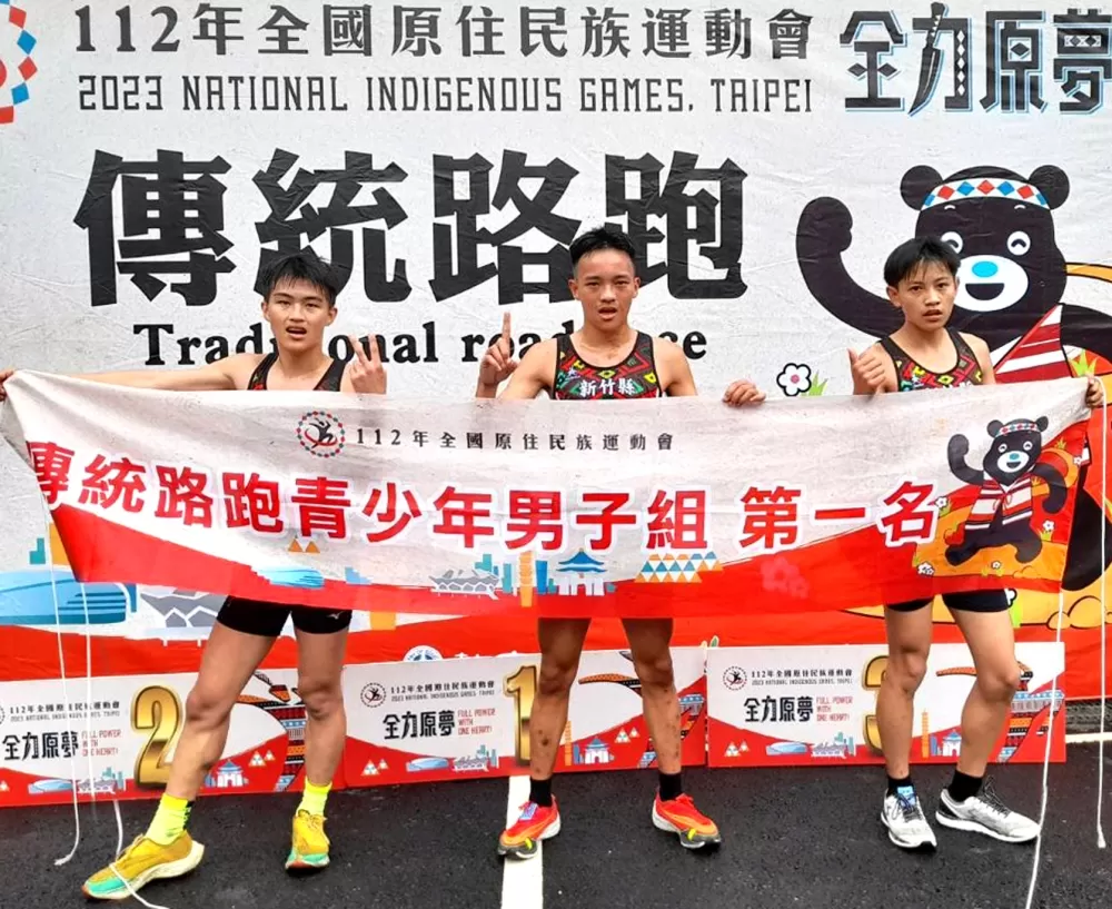 新竹縣湯承恩(中)、黃毅、羅凱羿包辦青少男前三名,也拿下團體冠軍。許瑞瑜/攝影。