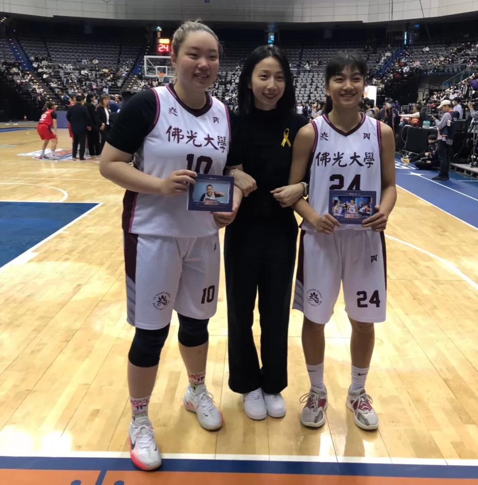 UBA最終戰後佛大陳郁婷(右)、黃靖雯(左)不捨教練楊淑淨。