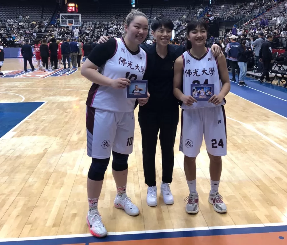 UBA最終戰後佛大陳郁婷(右)、黃靖雯(左)與教練文祺留下記憶。
