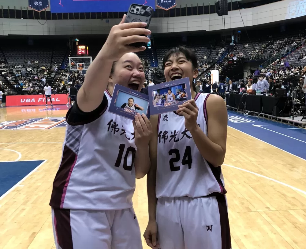 UBA最終戰後佛大陳郁婷(右)、黃靖雯小巨蛋最後身影。
