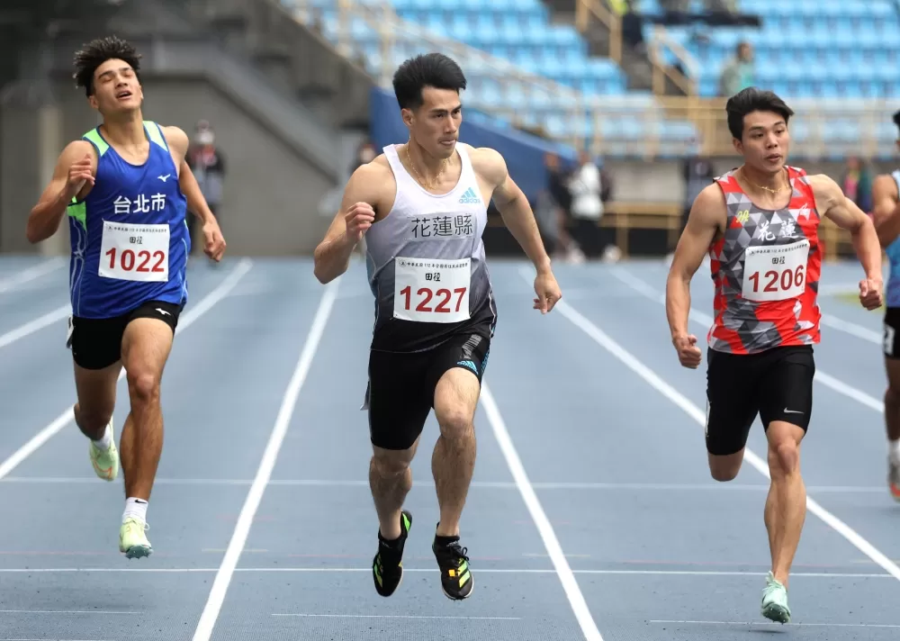 楊俊瀚（中）在200公尺三連霸收第11金。