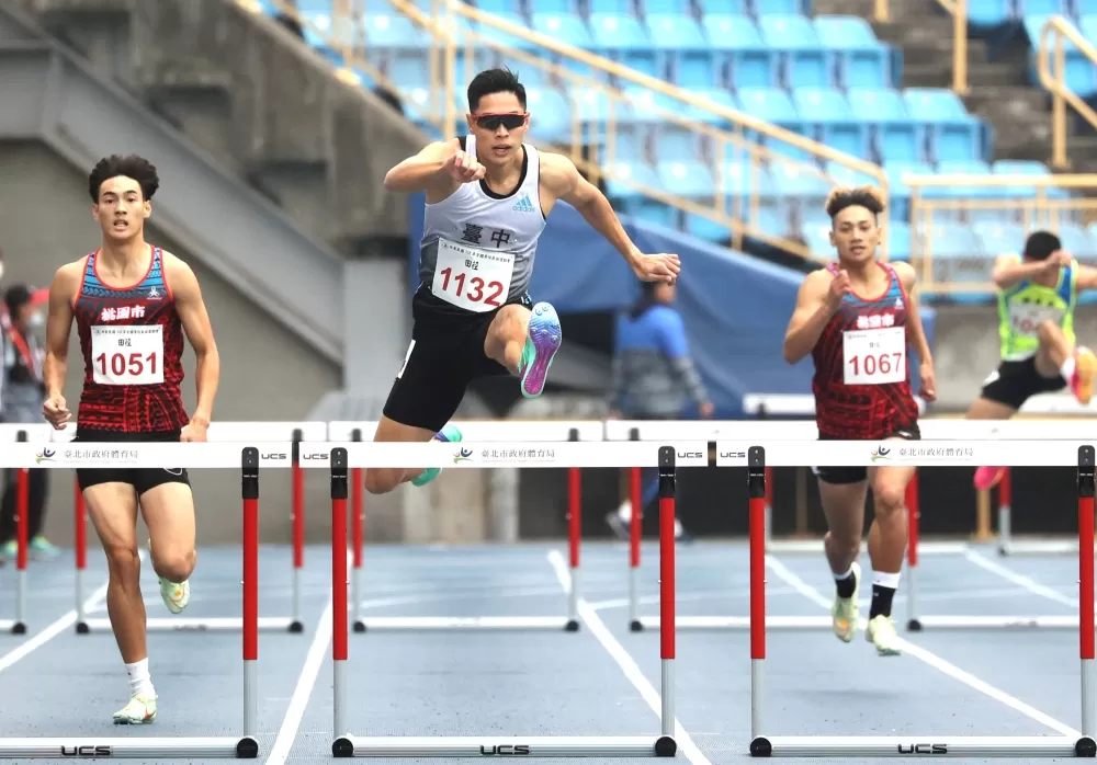 陳傑（中）400公尺跨欄五連霸。