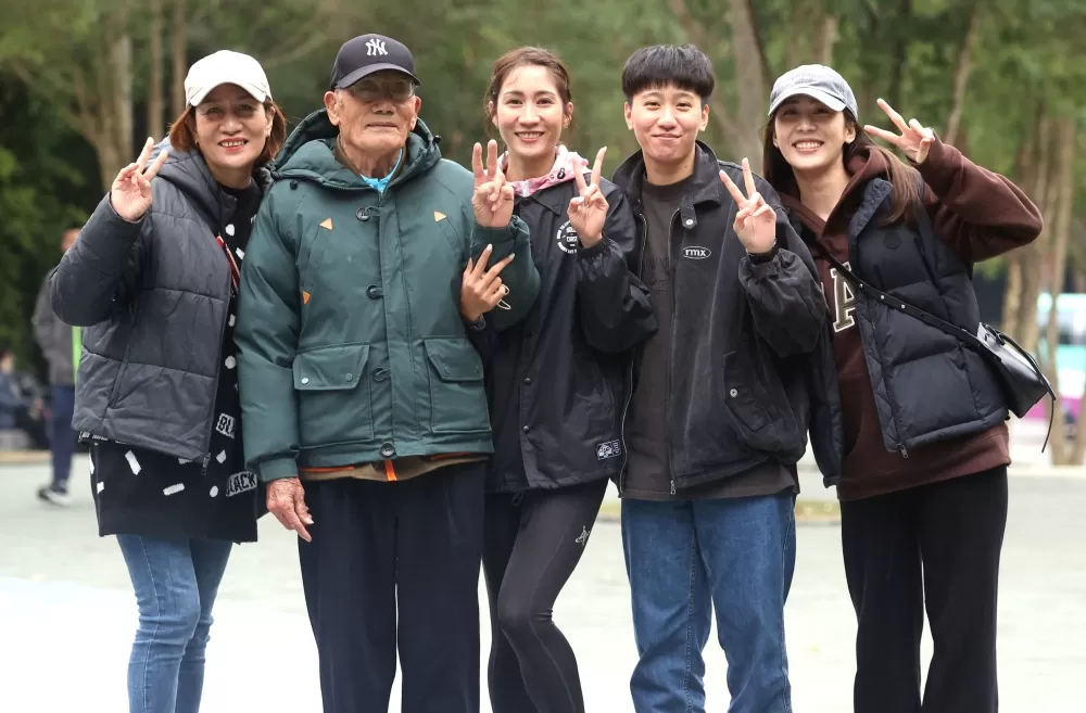 84歲阿公和家人到場為羅佩琳（中）加油！