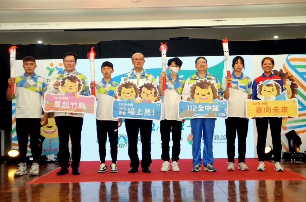 奧運國手林佳恩(右起)、全能新秀林沛萱、萬米最強高中生徐立紘(左三)邀大家一起風起竹縣,贏向未來。林嘉欣/攝影。