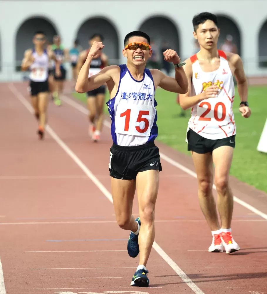 詹泳逵（前）競走破全國。林嘉欣／攝影。