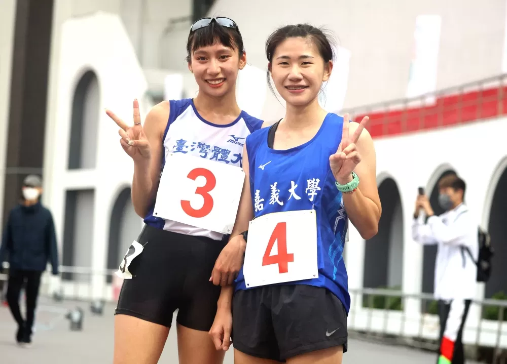 嘉義大學黃冠綾和臺灣體大江佳柔都破大會。