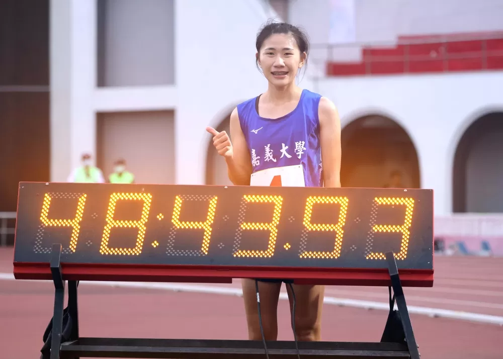 嘉義大學黃冠綾48:37.23破大會。