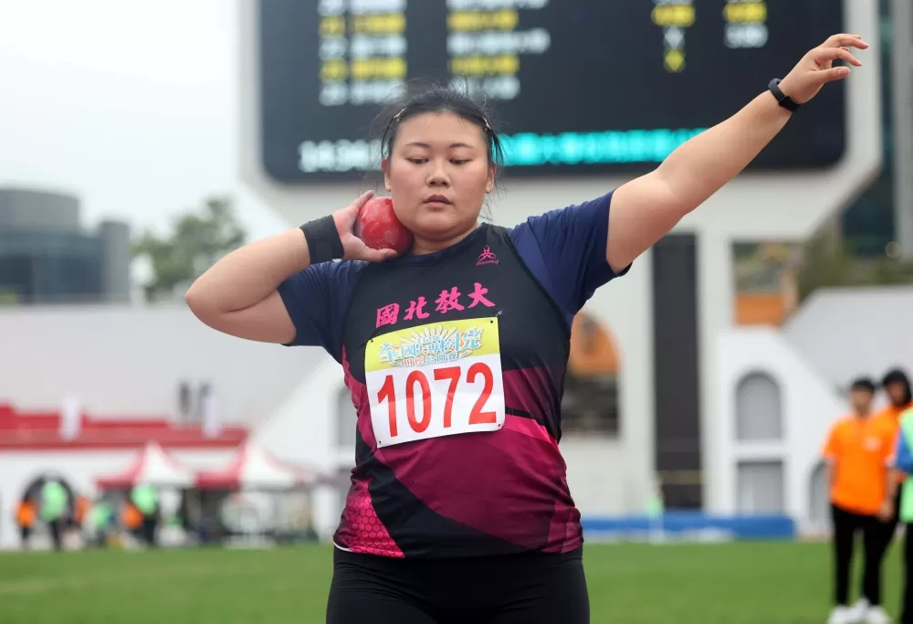 大女甲鉛球臺北教大簡晨昕15.92平大會。