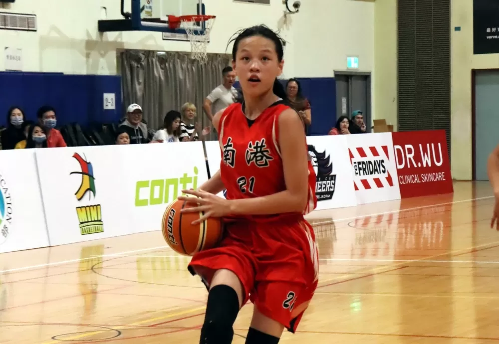 北市南港打2節貢獻10分的「雙黃」黃楚耘有大將之風。