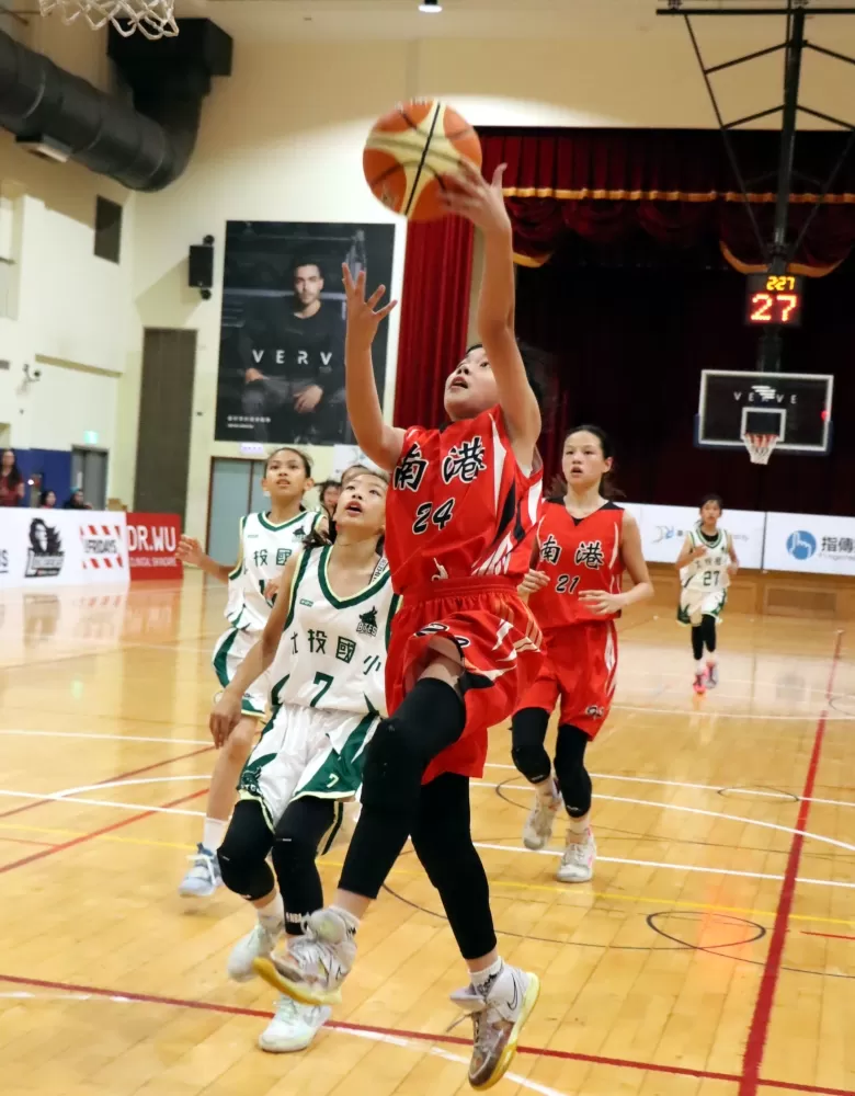 北市南港 打2節攻下8分的「雙黃」黃敏淇切入上籃。