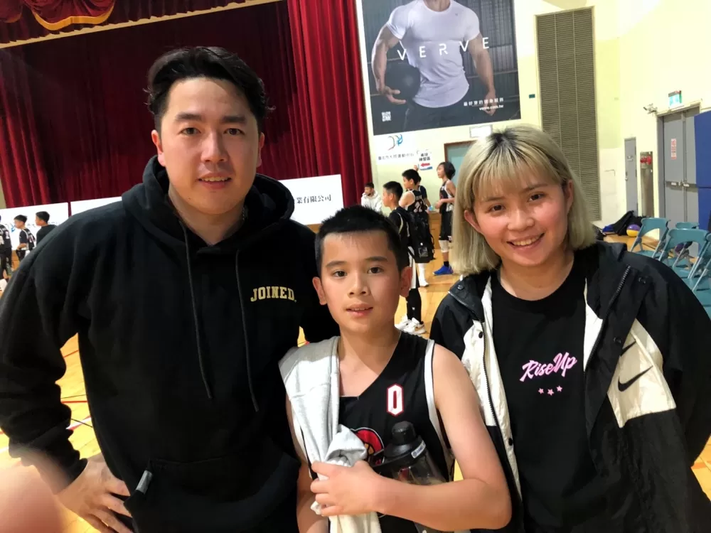 美國學校主控奚聖哲與教練檔李智翔、葉鈺琳 。