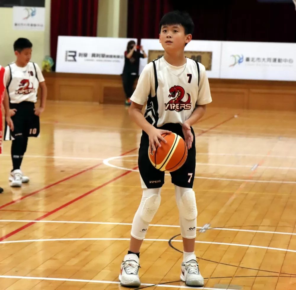 美國學校邱奕珽對集美拿7分也功在贏球 。