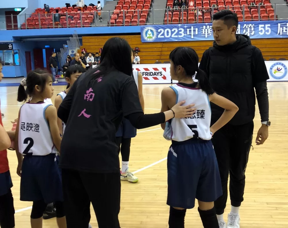 鎮南嶄新教練檔鄭元凱陳昱汝合作無間。