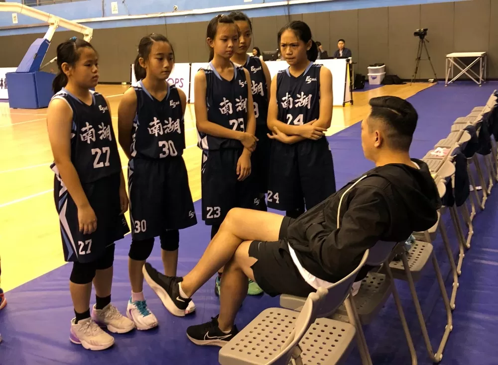 南湖專任教練許皓程面授機宜。