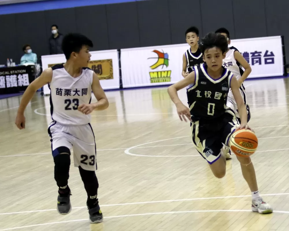北投黃佳霖運球突破。