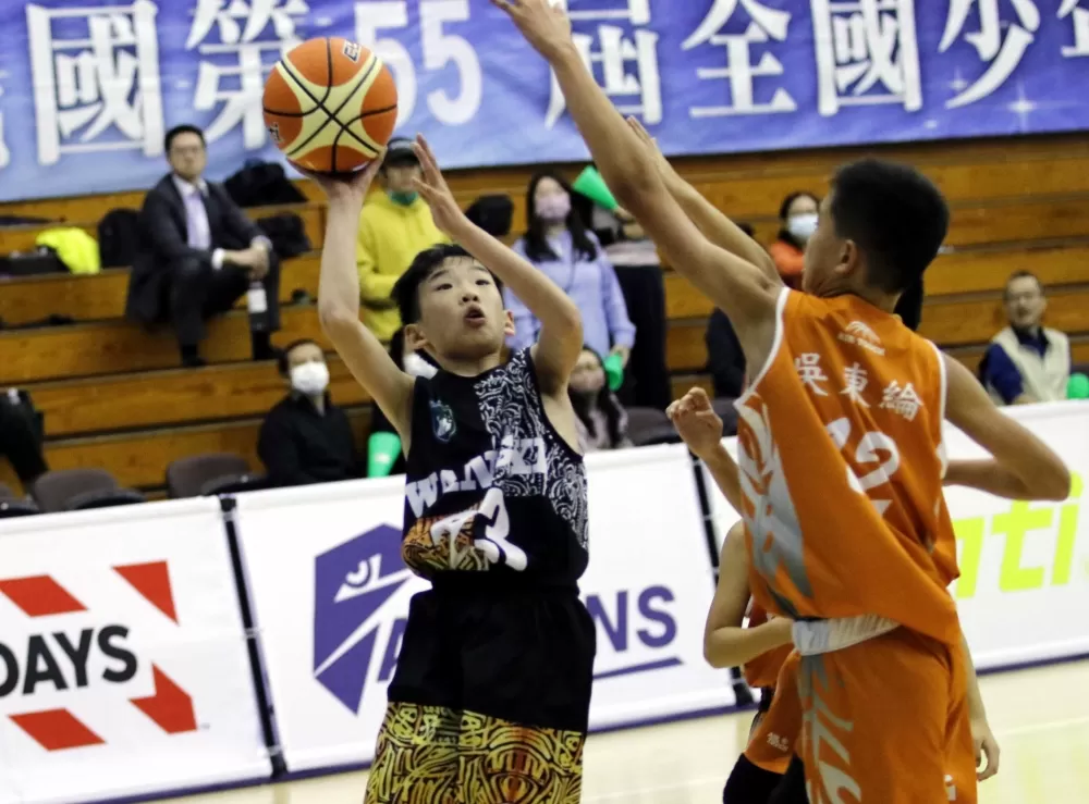 網溪孔祥丞突破上籃。