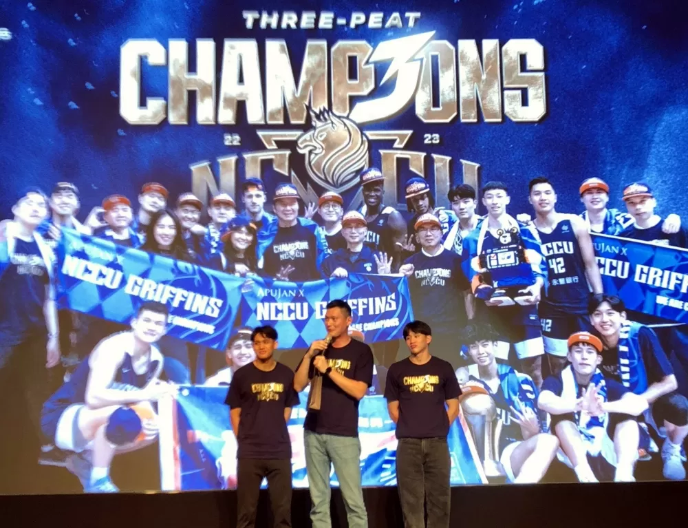 政大三連霸慶功游艾喆(左起)、教練陳子威、林彥廷都是焦點。