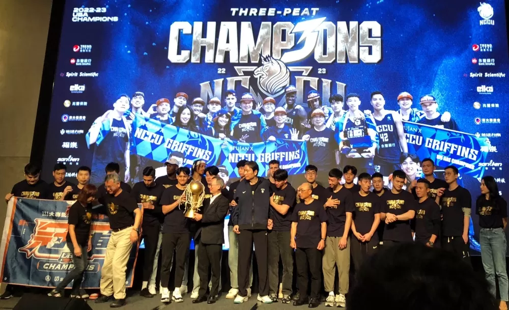 政大三連霸慶功。