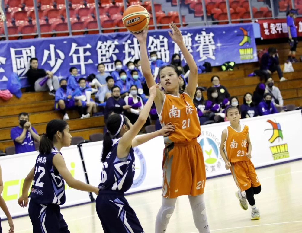 「水陸兩棲」仰式金牌南港170潛力股黃楚耘。